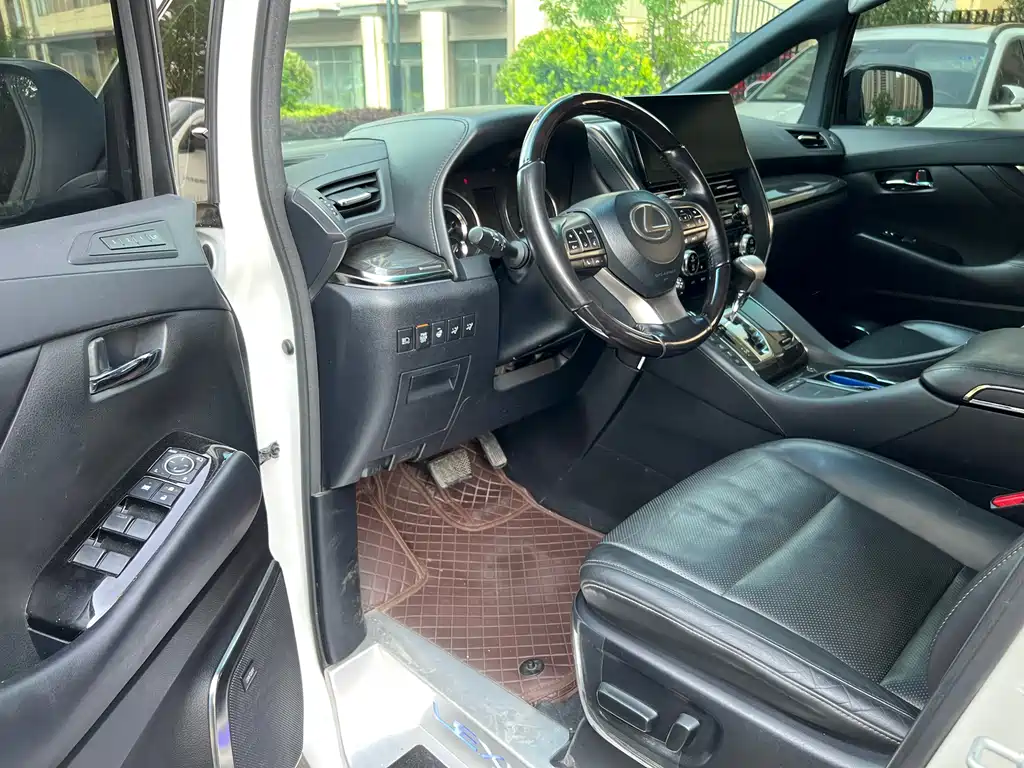 Lexus LM 2020 300h мест