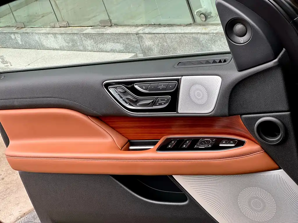 Lincoln Navigator — миниатюра 17
