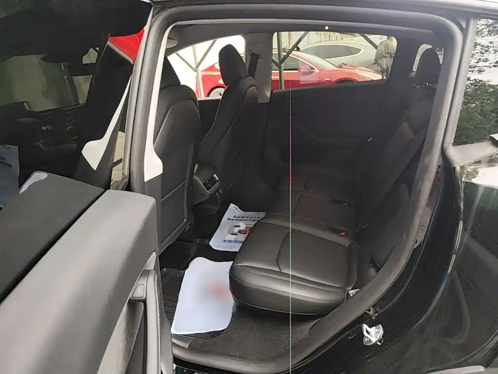 Tesla Model Y — миниатюра 17