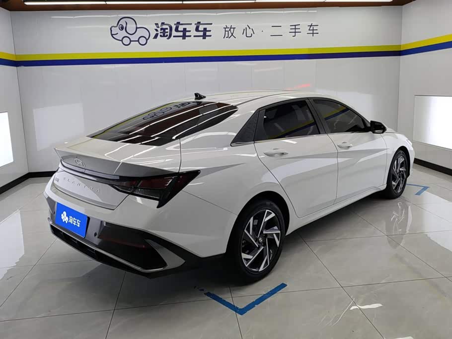 Hyundai Elantra 1.5 л 2024 г. Белый, пробег 32900 км