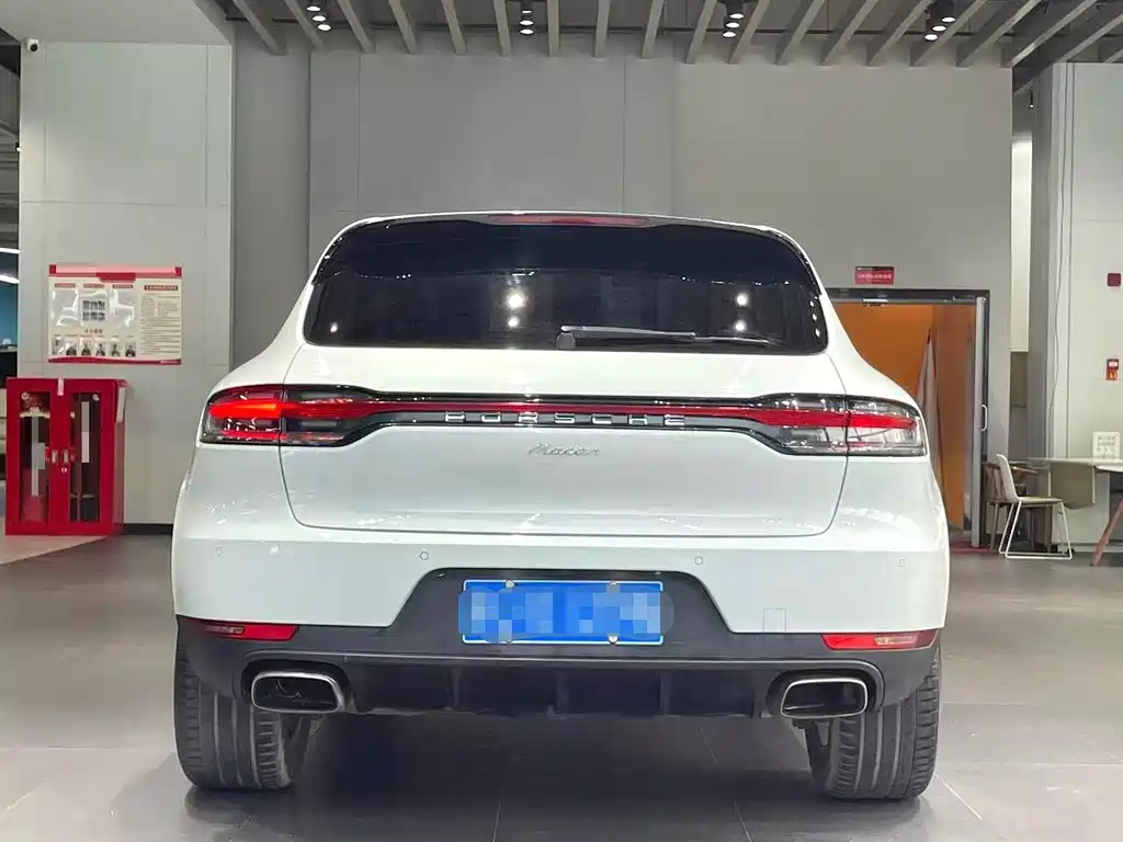 PORSCHE MACAN