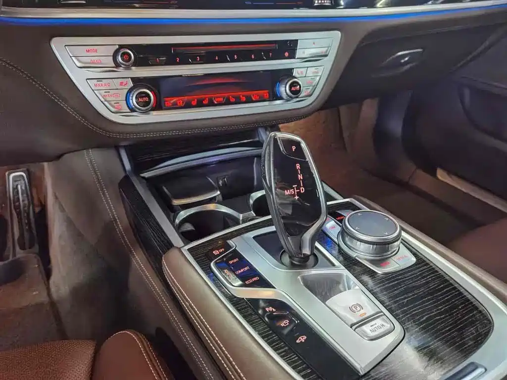 BMW 7 Series — миниатюра 7