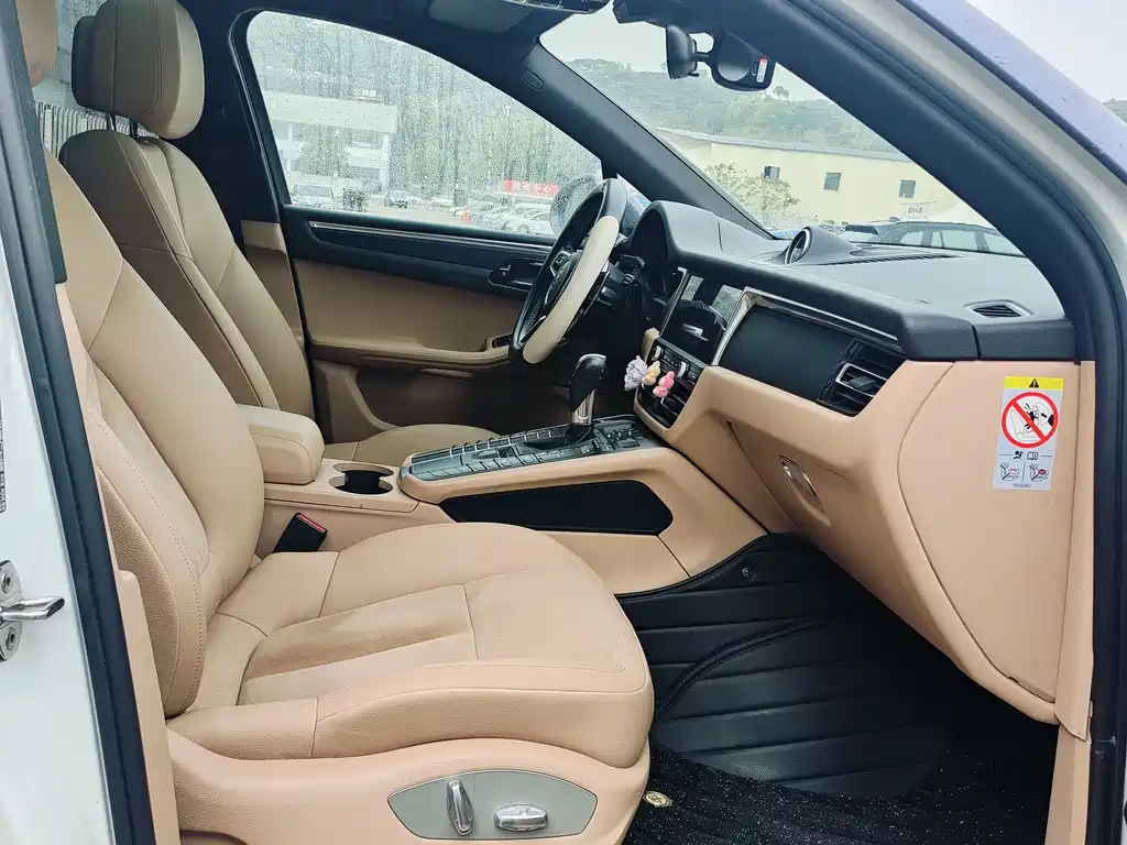 PORSCHE MACAN