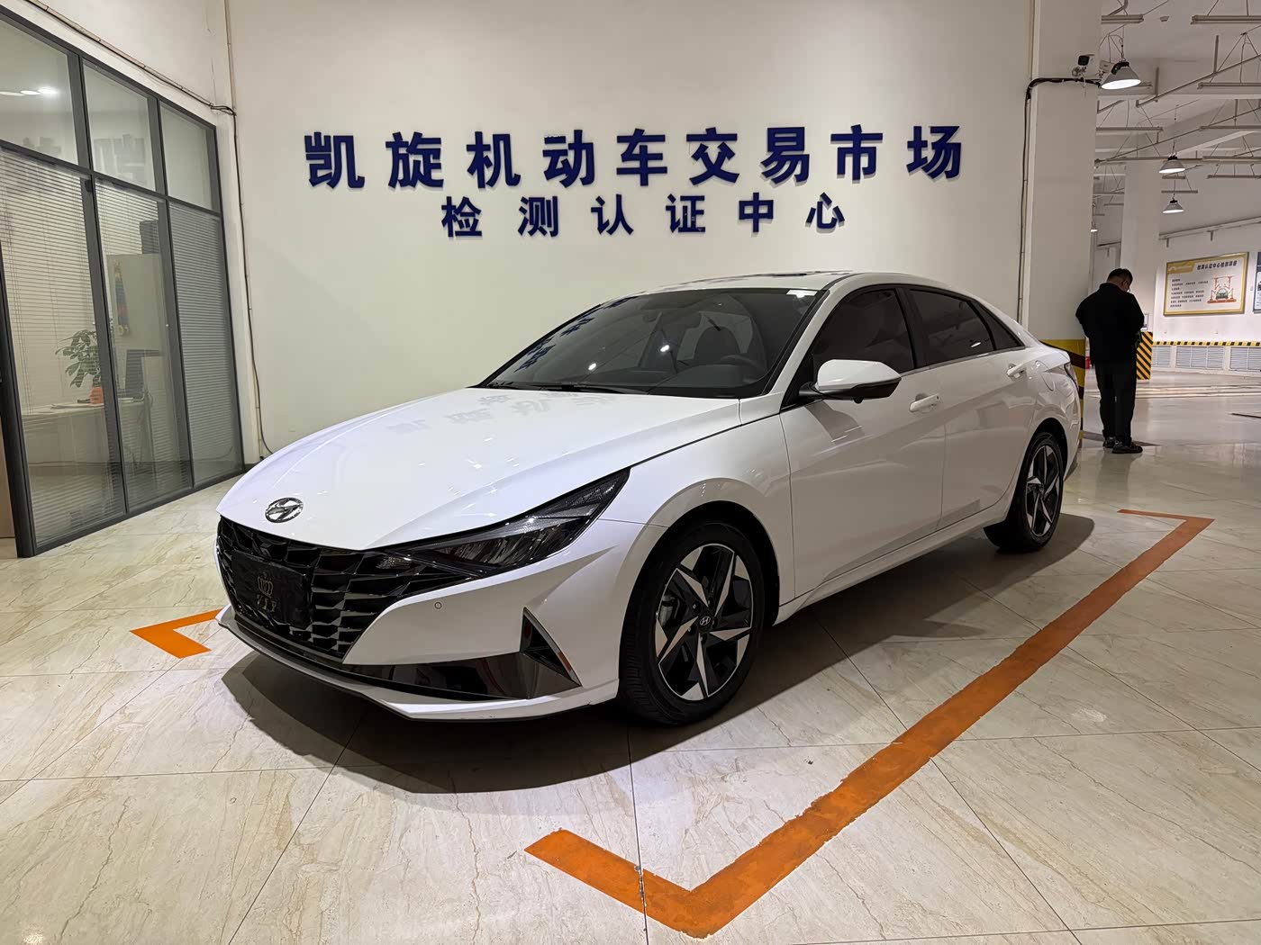 Hyundai Elantra 1.5 л 2023 г. Белый, пробег 33000 км