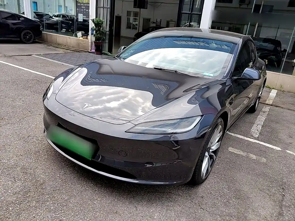 Tesla Model 3 — миниатюра 2