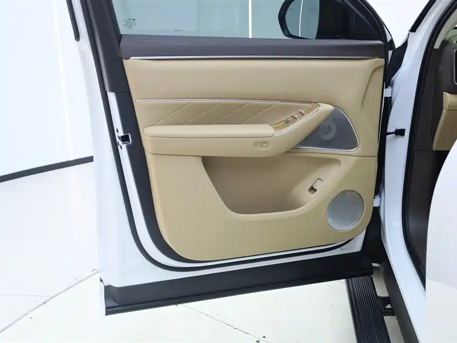 AITO ASK THE WORLD M8