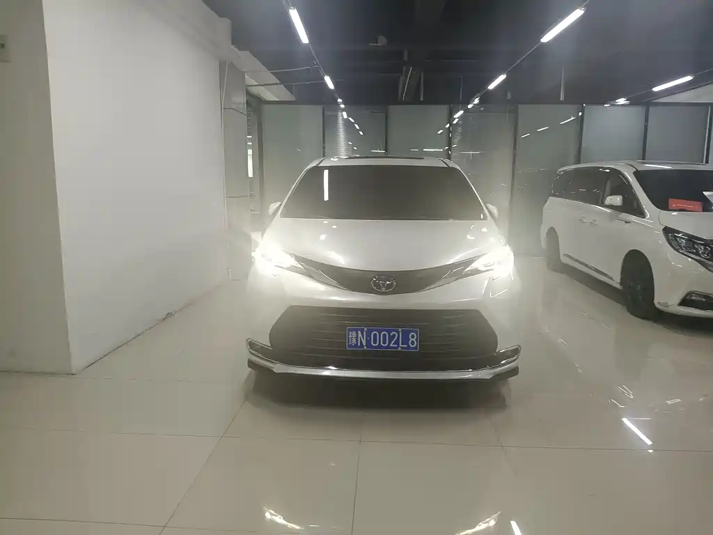 Toyota Sienna — миниатюра 2