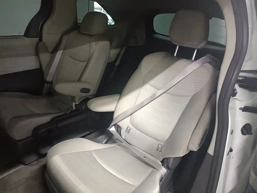 Toyota Sienna — миниатюра 9