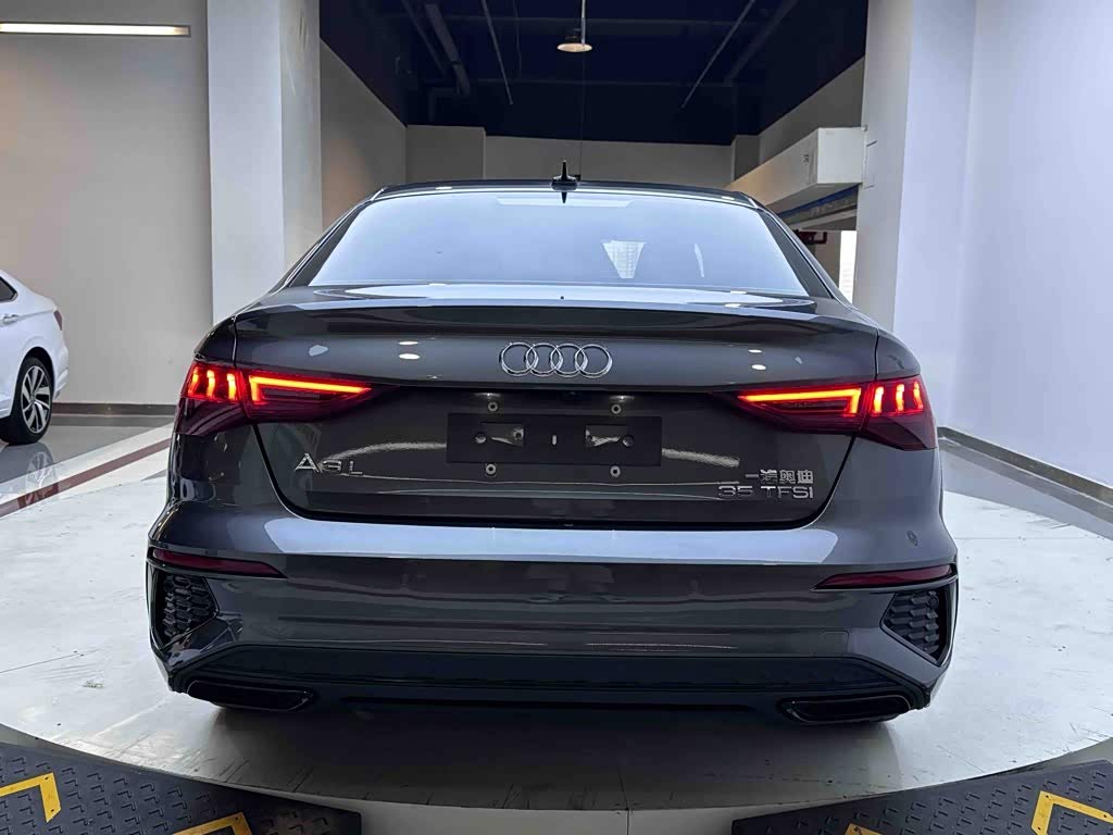 Audi A3 1.4 л 2022 г. Серебристо-серый, пробег 17000 км