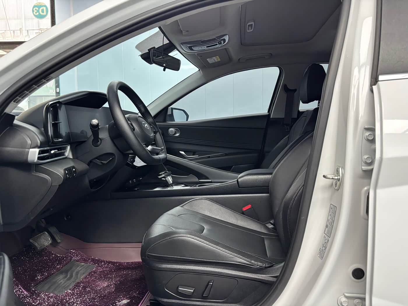 Hyundai Elantra 1.5 л 2023 г. Белый, пробег 20000 км