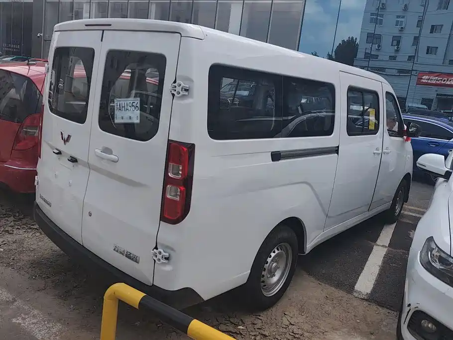Wuling Yangguang — миниатюра 3