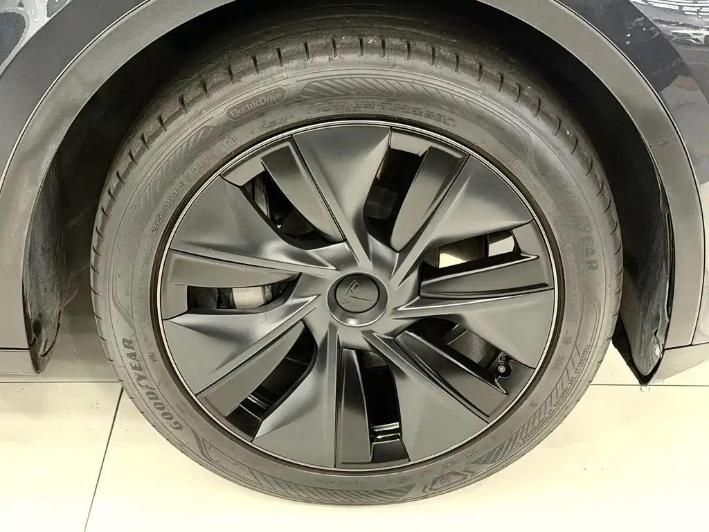 Tesla Model Y — миниатюра 19