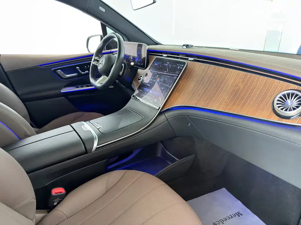Mercedes-Benz EQE SUV — миниатюра 10