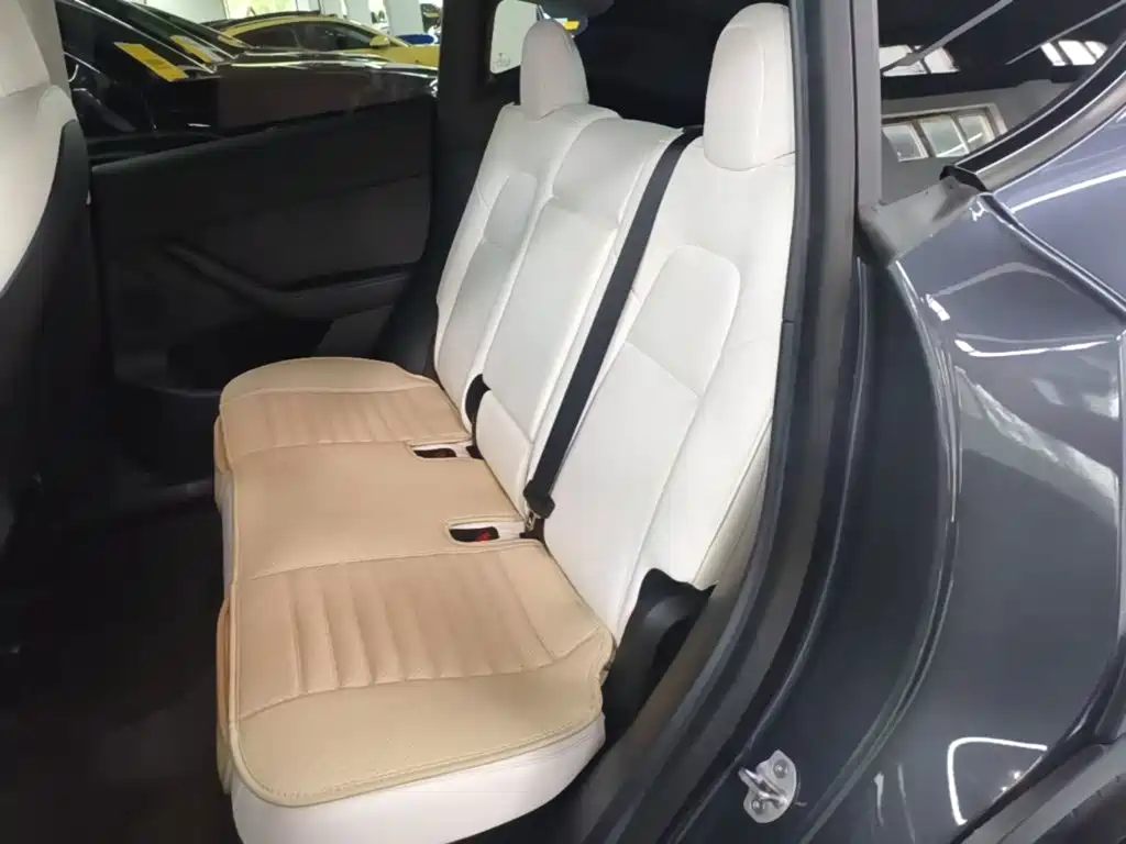 Tesla Model Y — миниатюра 17