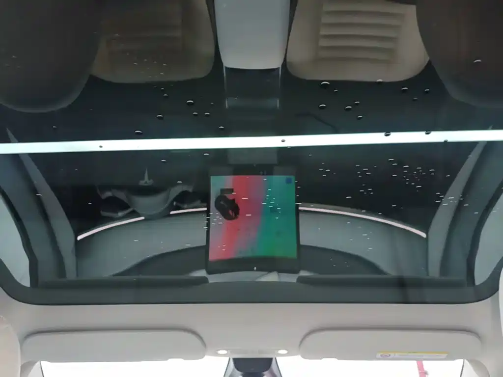 Tesla Model Y — миниатюра 18