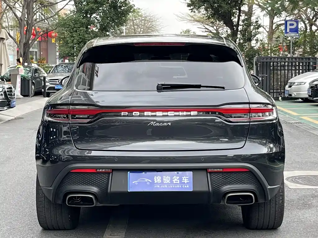 PORSCHE MACAN