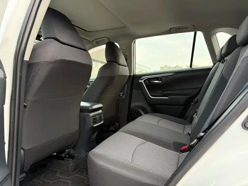 Toyota RAV4 — миниатюра 8