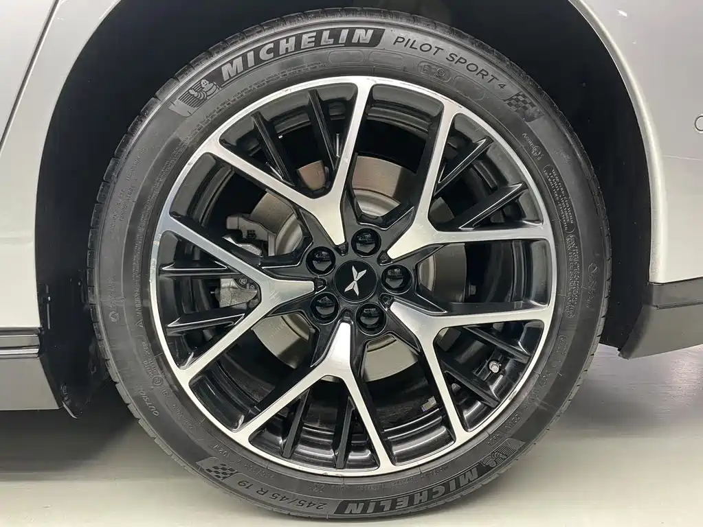 XPeng P7 — миниатюра 24
