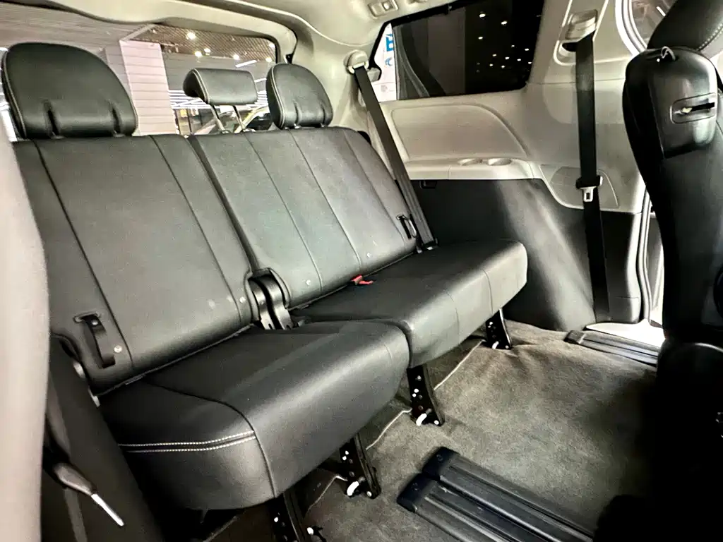 Toyota Sienna — миниатюра 24