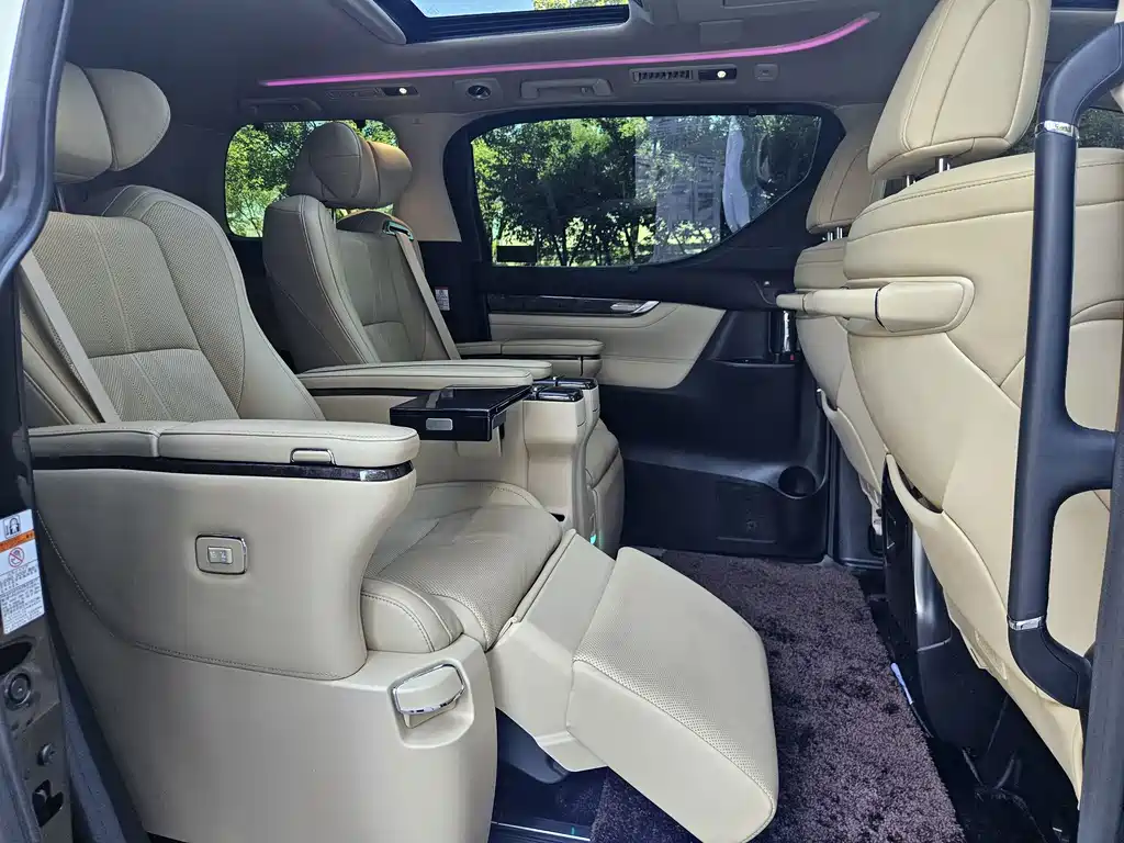 Toyota Alphard — миниатюра 10