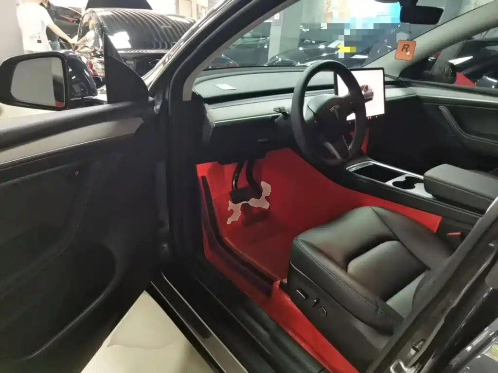 Tesla Model Y — миниатюра 16