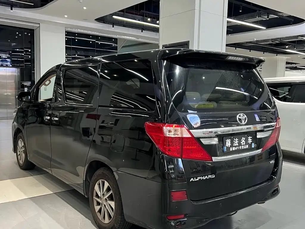 Toyota Alphard — миниатюра 4
