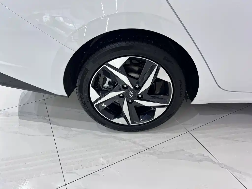 Hyundai Elantra — миниатюра 19