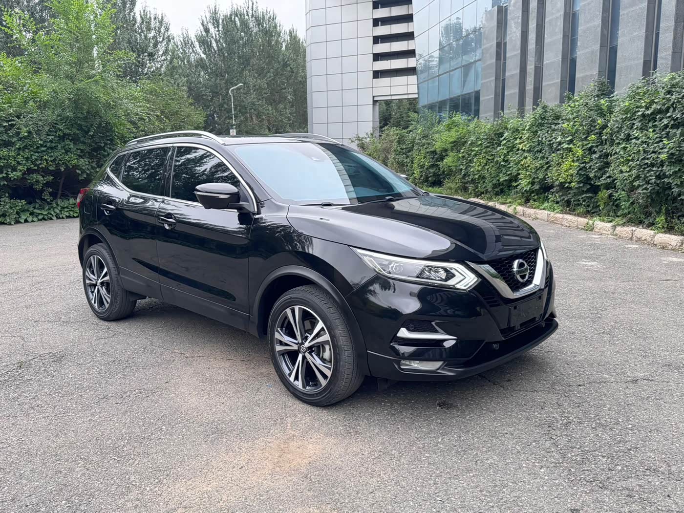 Nissan Qashqai 2.0 л 2023 г. Чёрный, пробег 29000 км