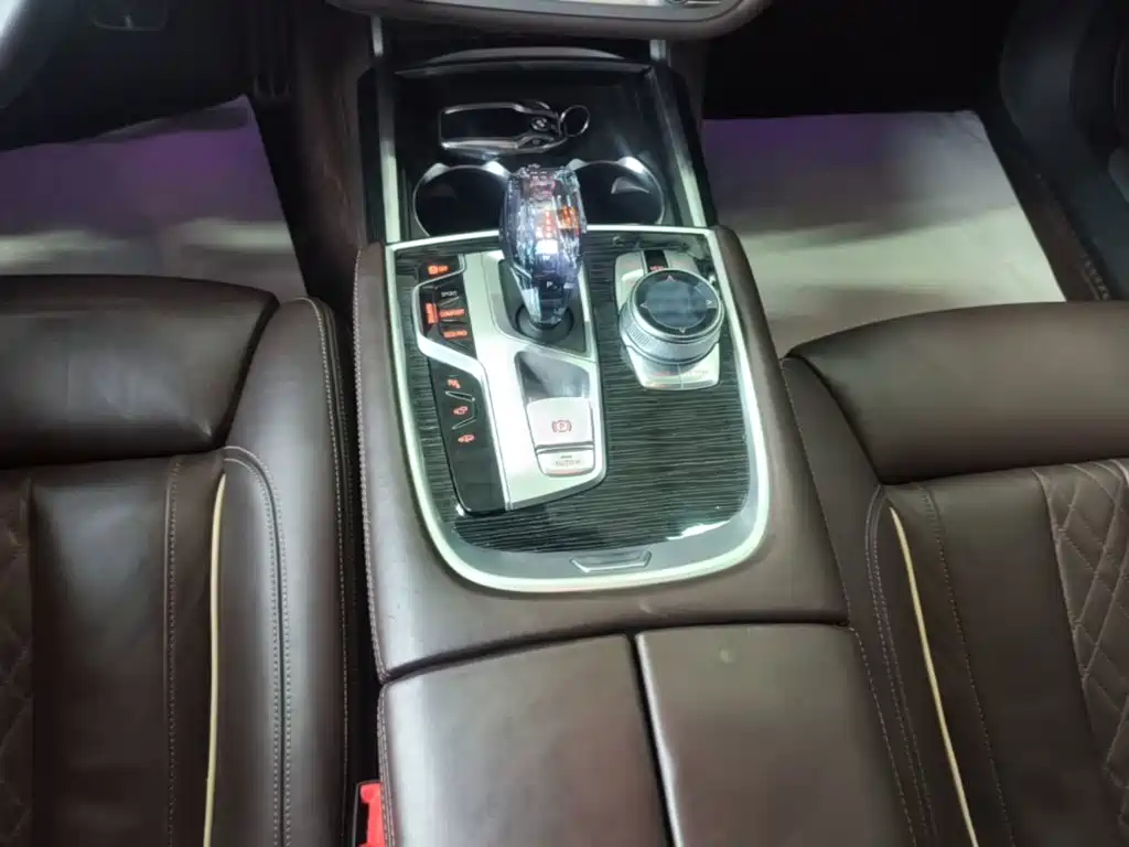 BMW 7 Series — миниатюра 14