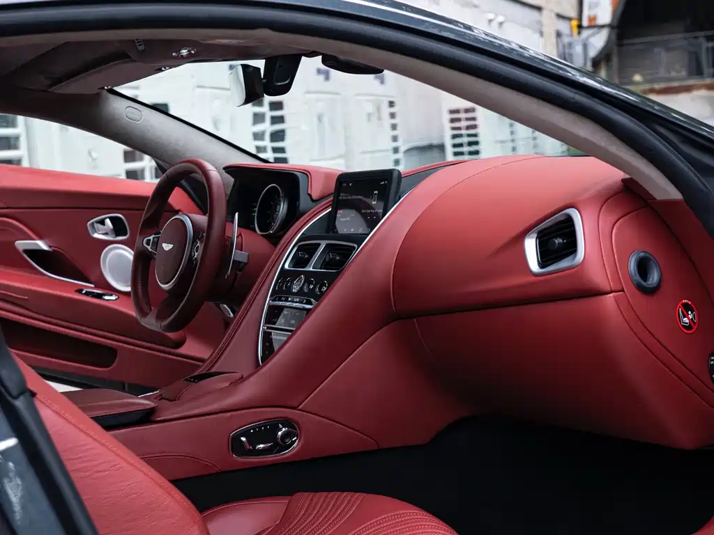 Aston Martin DB11 — миниатюра 12