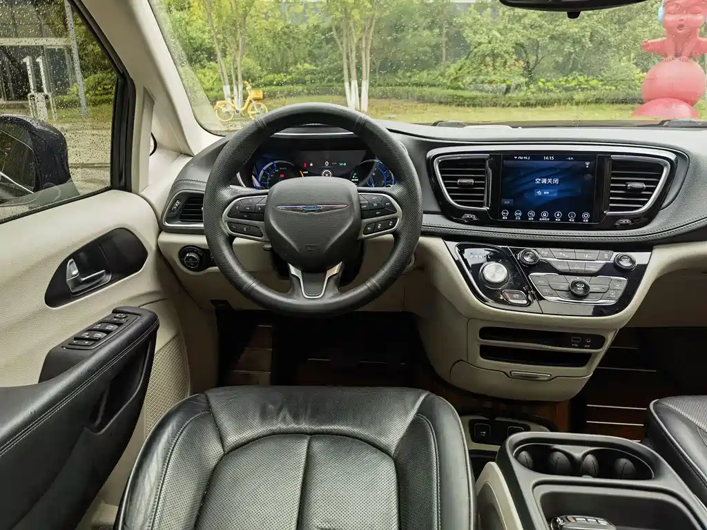 Chrysler Grand Voyager PHEV (Import) — миниатюра 10