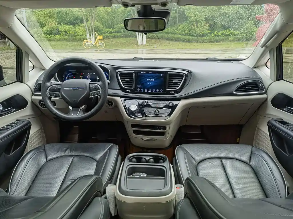 Chrysler Grand Voyager PHEV (Import) — миниатюра 11