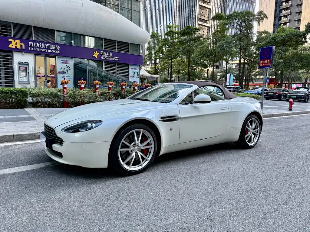Aston Martin V8 Vantage 2011