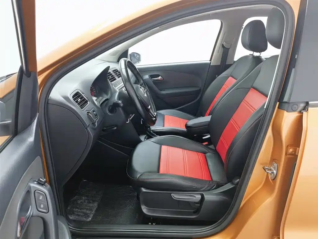 Volkswagen Polo 2016 1.6L Cross Polo AT