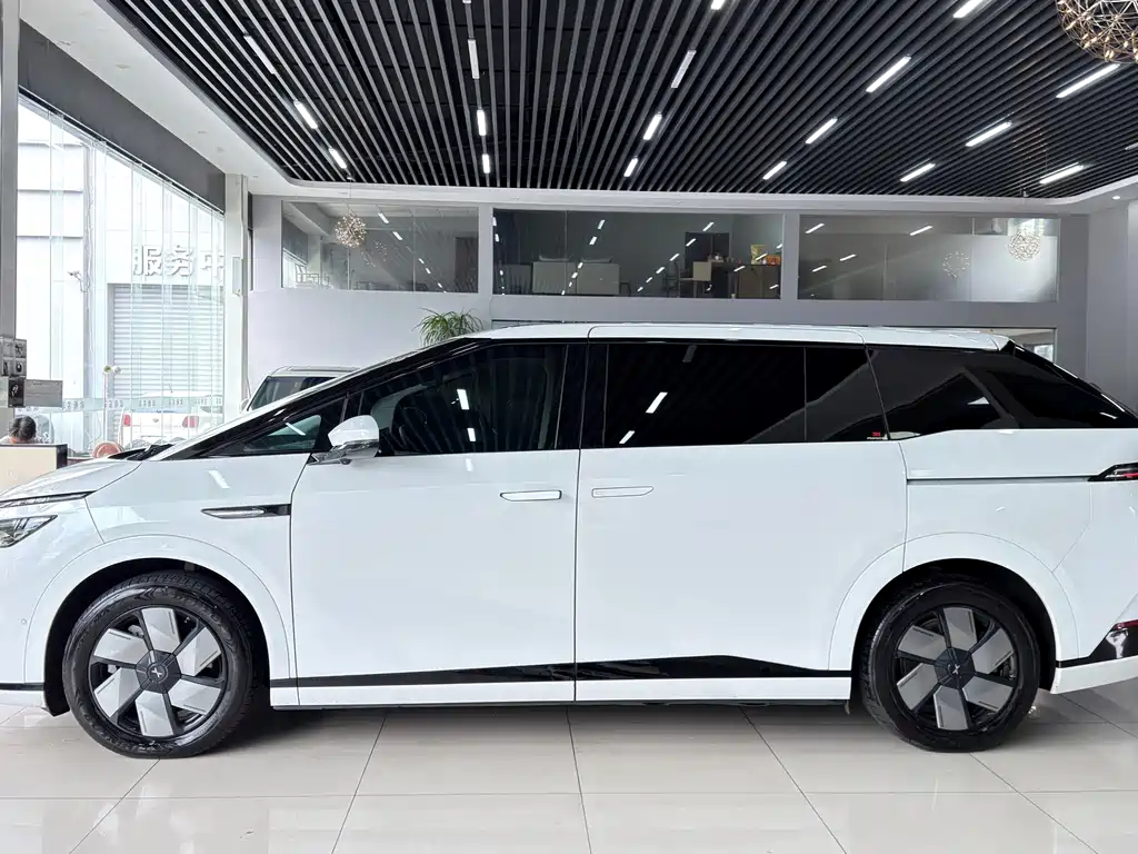 XPeng X9 — миниатюра 4