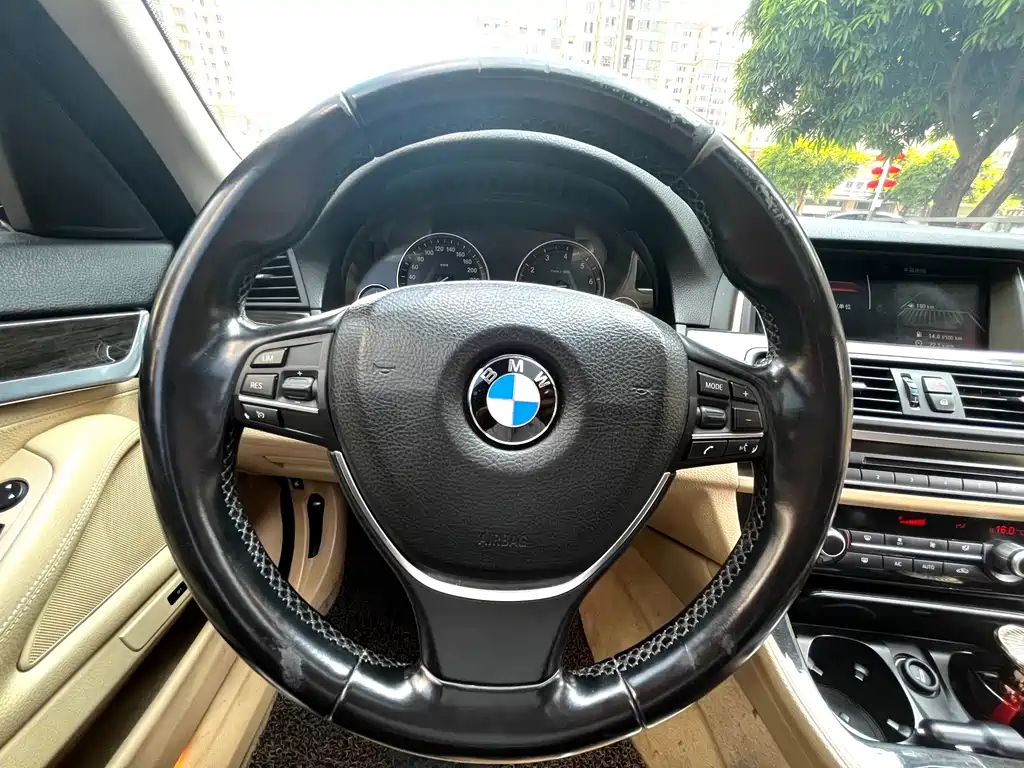 BMW 5 Series — миниатюра 13