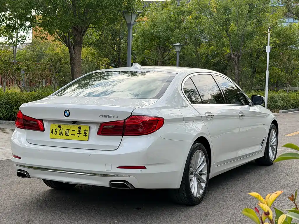 BMW 5 Series — миниатюра 24