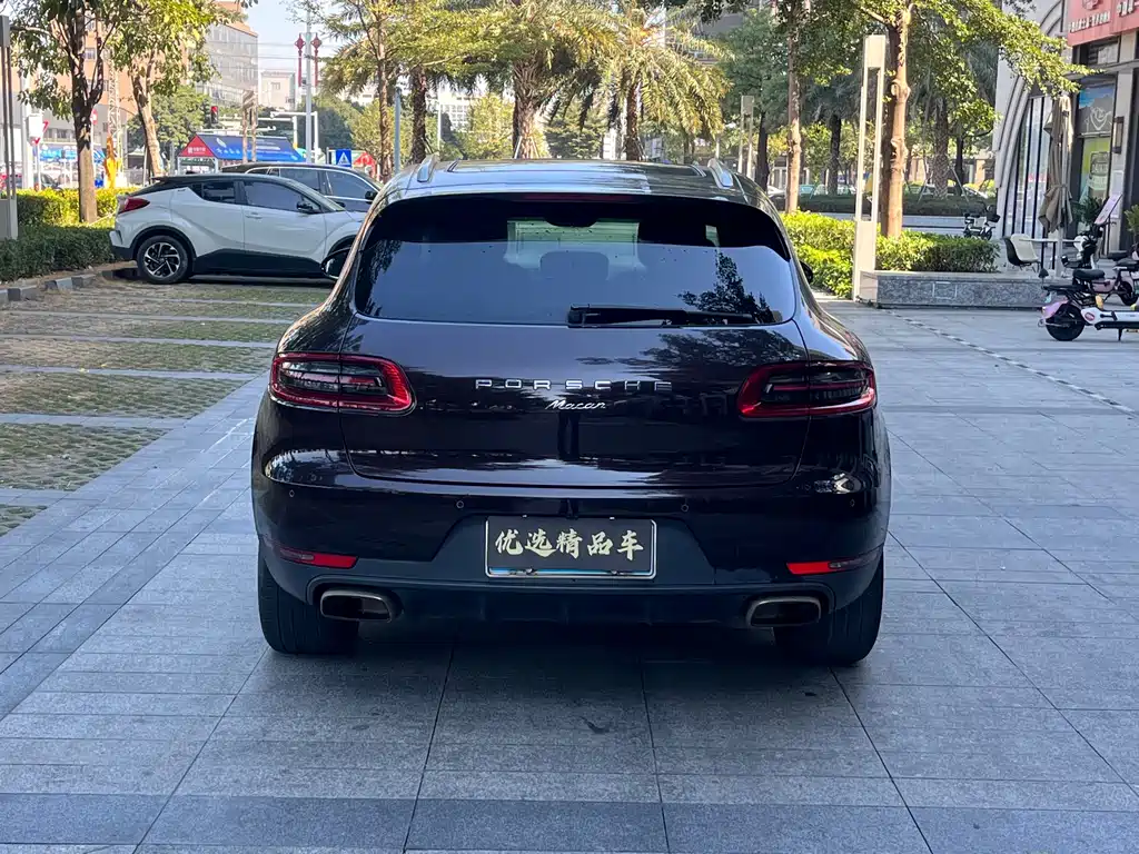 PORSCHE MACAN