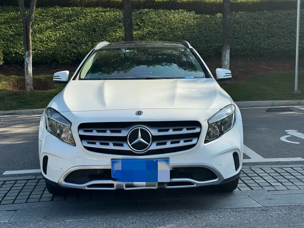 MERCEDES-BENZ GLA