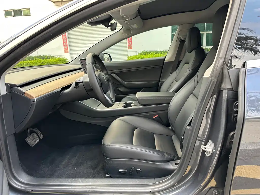 Tesla Model 3 — миниатюра 7