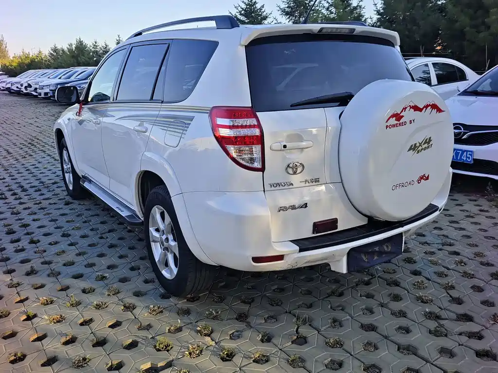 Toyota RAV4 — миниатюра 7