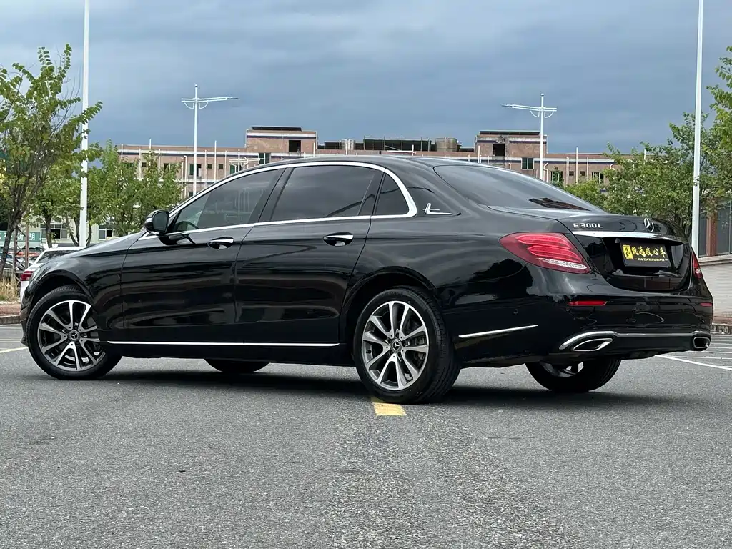 Mercedes-Benz E-Class — миниатюра 4
