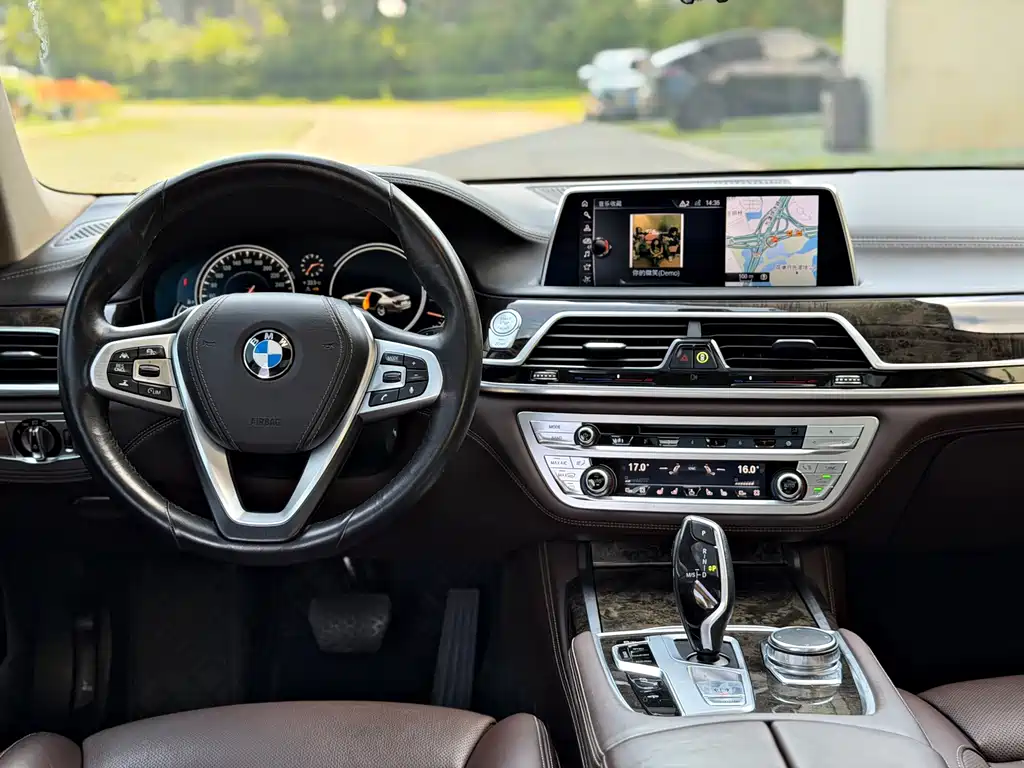 BMW 7 Series — миниатюра 5