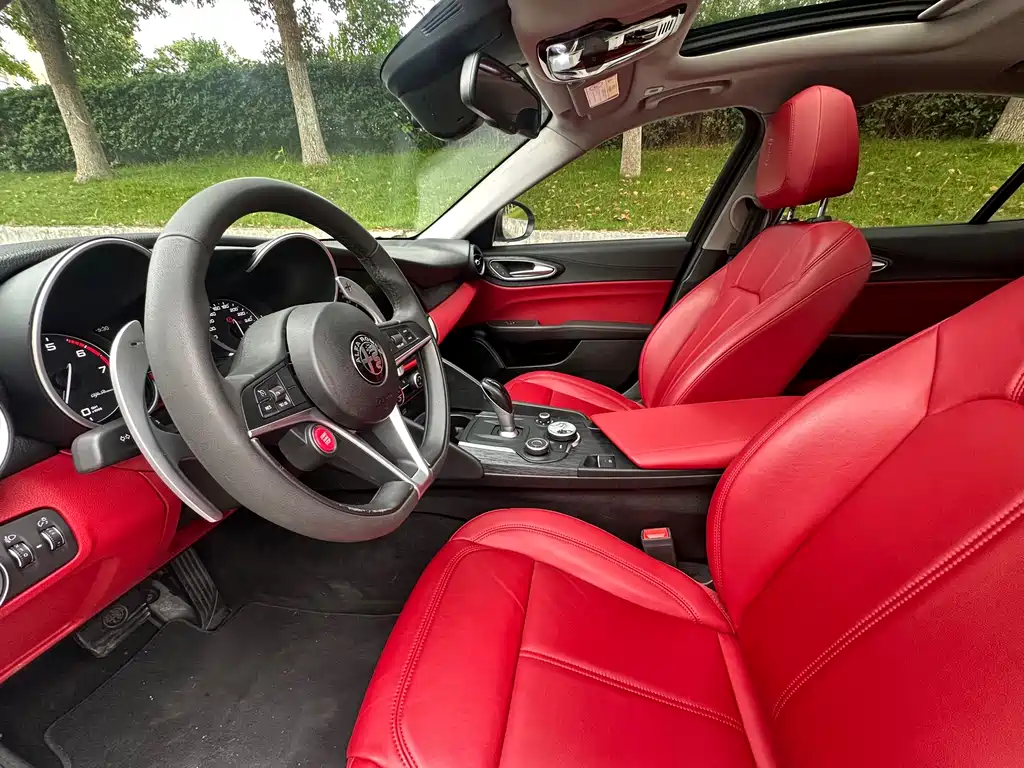 Alfa Romeo Giulia 2019 2.0T 280HP Black Package