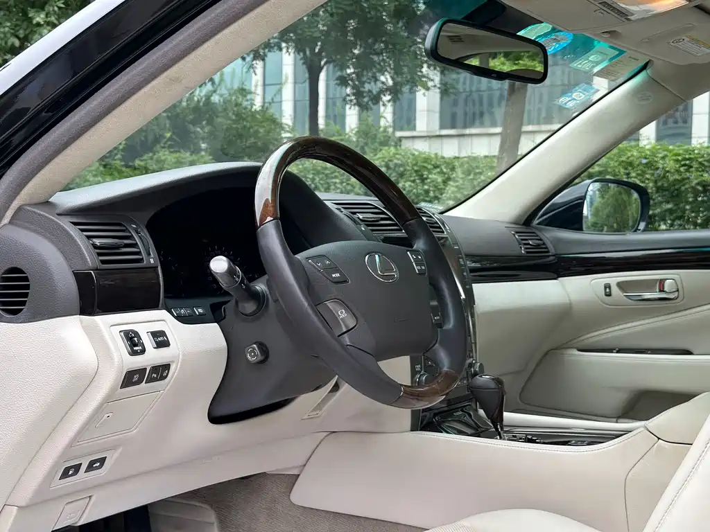 Lexus LS — миниатюра 3