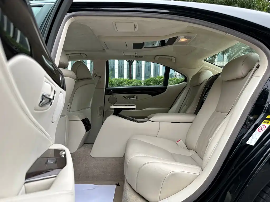 Lexus LS — миниатюра 11