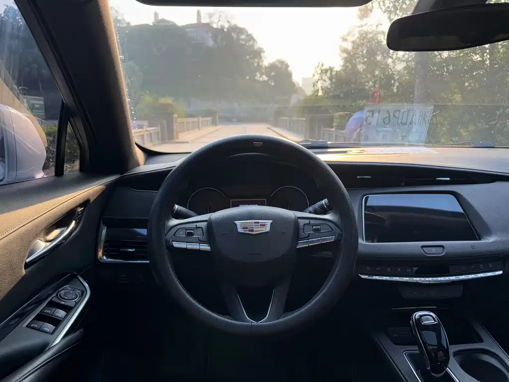 CADILLAC XT4