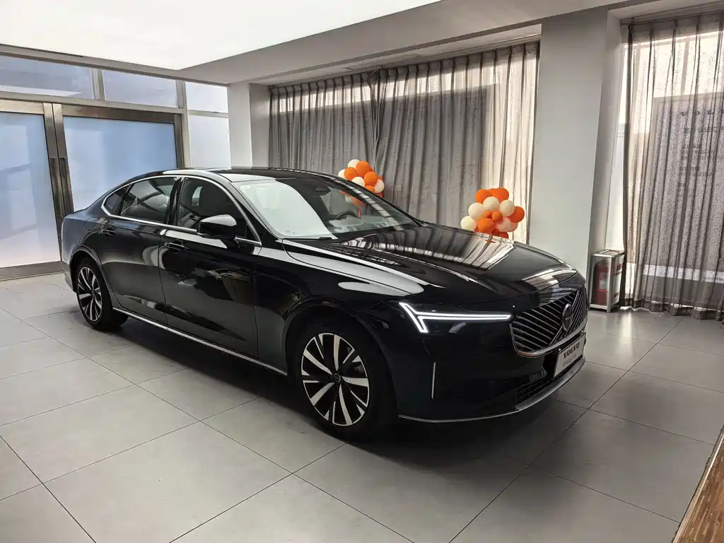 Volvo S90 2026 B5 Luxury