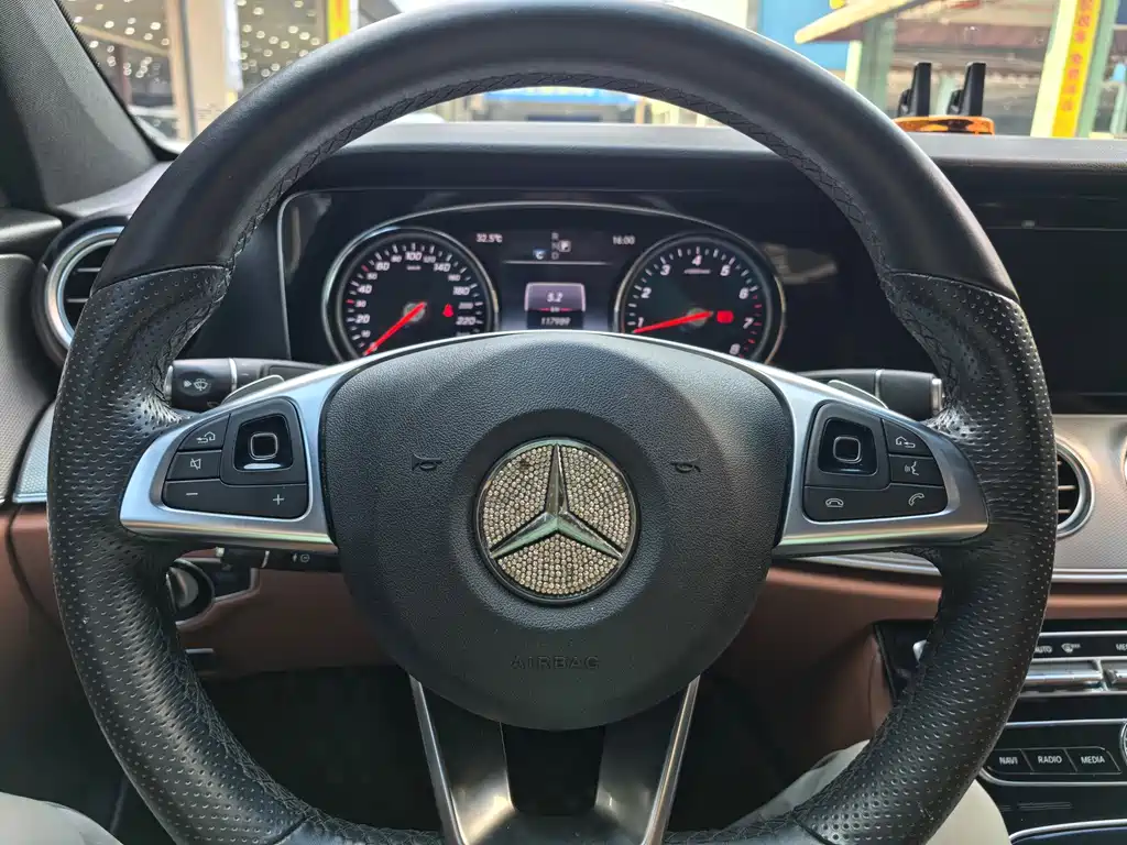 Mercedes-Benz E-Class — миниатюра 9