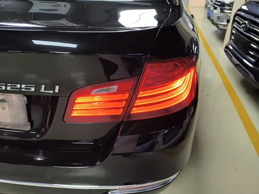 BMW 5 Series — миниатюра 8